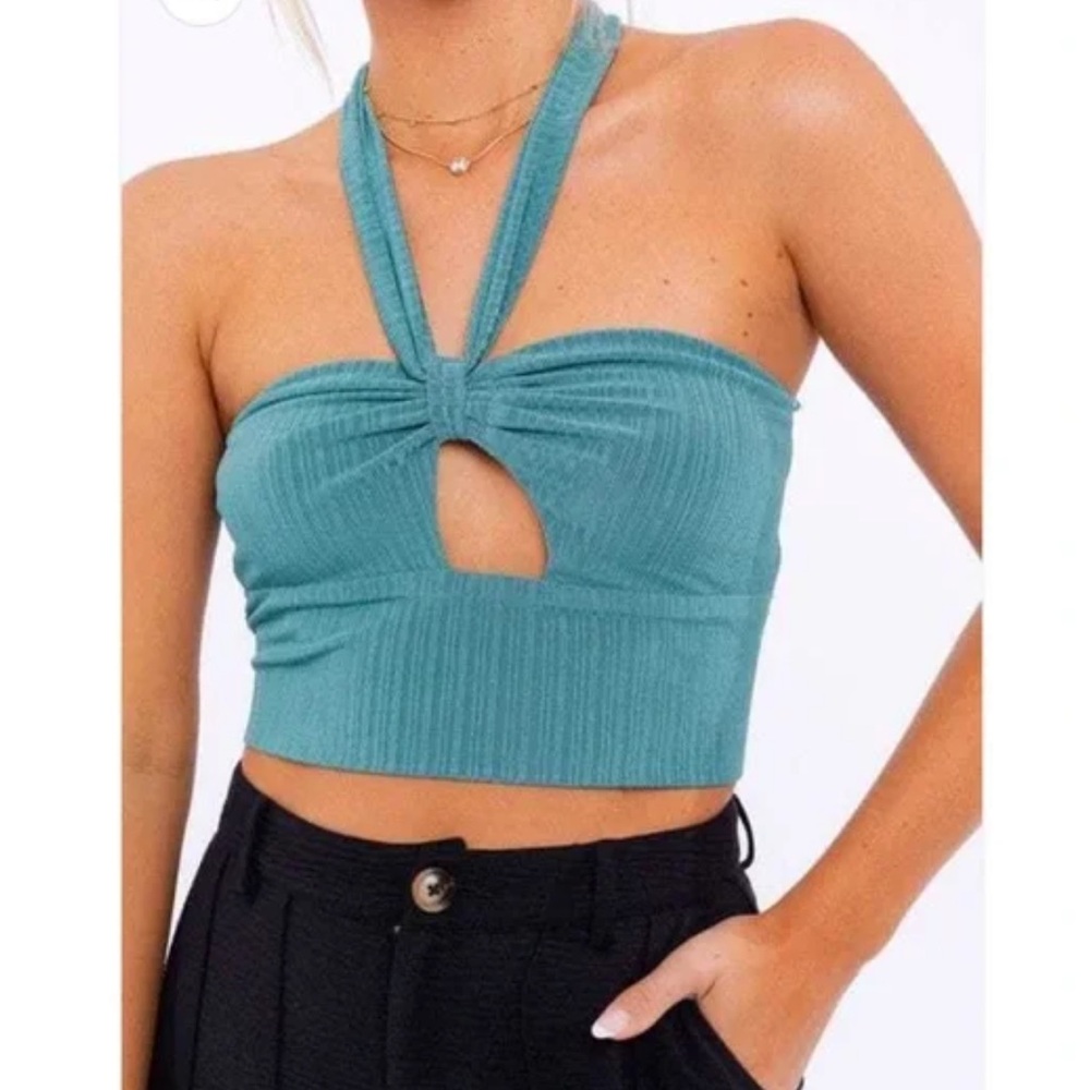 Le Lis Teal Keyhole Crop Top p